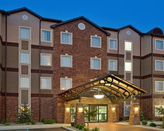 Fully-Equipped Suite |Pool + Wi-Fi - Elkhart - Building