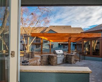 Endeavor Inn & Suites, Trademark Collection by Wyndham - Topeka - Patio