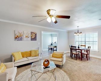 Ardmore Adventure Abode - Ardmore - Living room