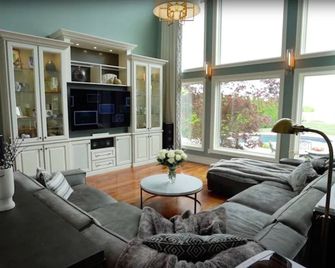 Luxury Million Lakefront Estate House - Swimming Pool - Bed and Breakfast - Grimsby - Living room