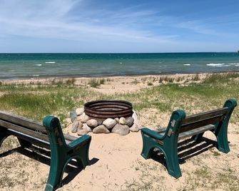Beautiful Private Sandy Lake Michigan Beach Cottage -Wifi - Mackinaw City - Beach