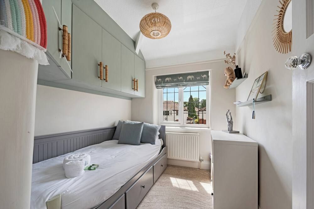 Pass The Keys Picture Perfect Haven in Didsbury Village - Free Parking & EV Station - Mánchester - Habitación