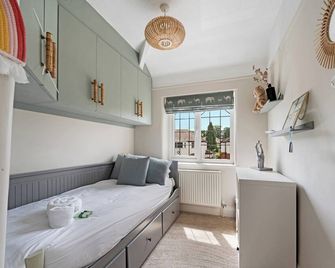 Pass The Keys Picture Perfect Haven in Didsbury Village - Free Parking & EV Station - Manchester - Phòng ngủ