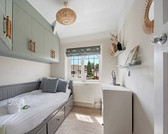 Pass The Keys Picture Perfect Haven in Didsbury Village - Free Parking & EV Station - Mánchester - Habitación