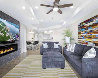 Emerald Bay Oasis Sleeps 6! - Lake Ozark - Living room