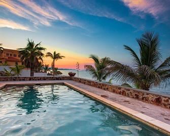 Secluded Beach Front Estate with a Large Pool, Family and Pet Friendly! - Los Barriles - Pool