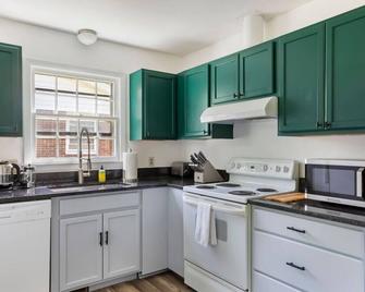 3br Retreat | Fenced Yard & Pet Friendly - Raleigh - Küche