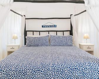 Sea Miracle Villa/Beach Cottage - Duncans - Bedroom