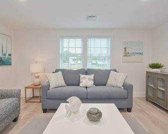 Harbourtown Suites on Plymouth Harbor - Plymouth - Living room