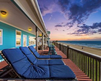 The Magnificent Starfish! 3br Beachfront, Cargo Lift - Gilchrist - Balcón