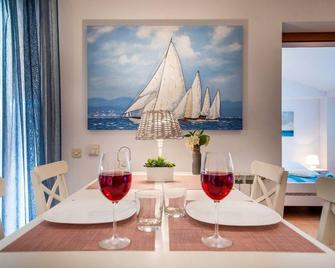 Flower Garden Rhapsody - Modern Family Apartments Near Fazana - Fažana - Essbereich