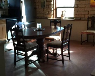 Cozy, Comfortable authentic adobe house with Mountain Views in Big Bend Country! - Marathon - Comedor