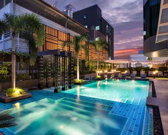 Solitaire Bangkok Sukhumvit 11 by Kingston Hotels - Bangkok - Svømmebasseng