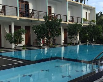 Wavelength - Mirissa - Pool