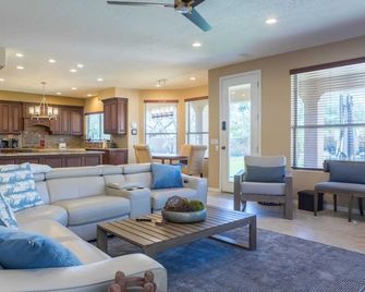 Desert Paradise Pool Spa Pickleball Putt Green - Phoenix - Sala de estar