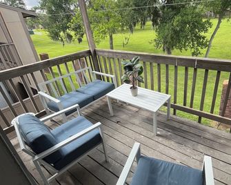 Comfortable Condo Near Major Plants & Beach - Lake Jackson - Balcony