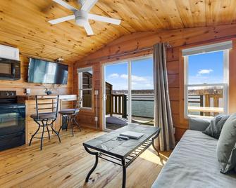 Edinboro Lake Resort - Edinboro - Living room