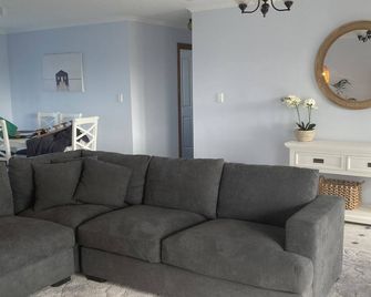 beautiful home - close to the beach - 펠리컨 포인트 - 거실