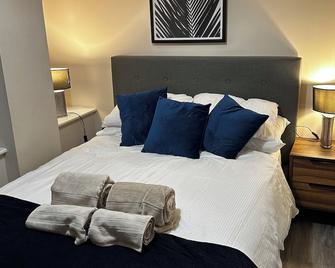 Stylish central apartment with 2 free parking spaces! - Salford - Bedroom