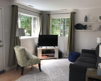 Make Your Memories At Adorable Browns Lake/Cedar Park Cottage - Burlington - Вітальня
