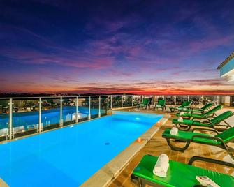 Villa Alte Springs by Algarve Vacation - Alte - Piscina