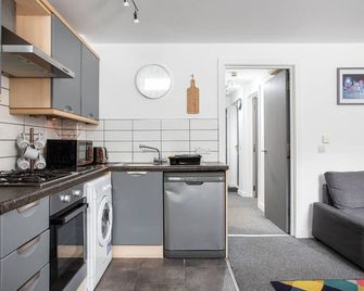 Malone Crescent Apartment - Belfast - Kitchen