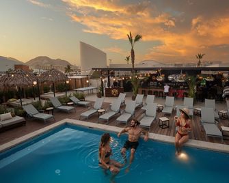 Mayan Monkey Los Cabos | Social Hotel - Cabo San Lucas