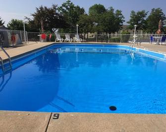 Twelve Oaks Inn - ברנסון - בריכה