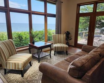 Sodus-Lakefront Cottage on beautiful Lake Ontario. Fall Foliage / Apple Harvest. - Sodus - Living room