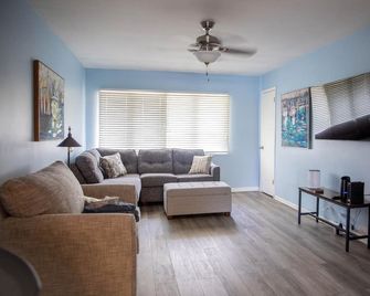 Urban Lake Condo in Sheboygan's Historic Ellis District - Sheboygan - Huiskamer