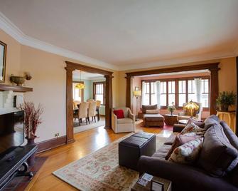 Uptown 4br Steps To Lake Calhoun, Near Downtown&mall Of America, Garden Patio!! - Minneapolis - Living room