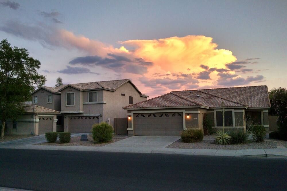 Located in the West Valley, close to many sports locations - טולסון - בניין