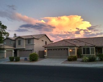 Located in the West Valley, close to many sports locations - טולסון - בניין