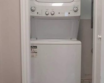 Casa St Clair Hotel Stylish Modern Family Suite with Patio - Toronto - Laundry facility