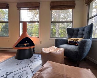 The Katonah House at Lake Mokoma - Pet Friendly with Lake, Beach, & Boat Access. - Laporte - Living room