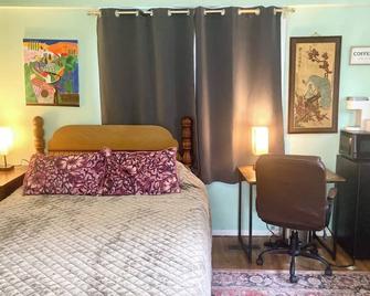 Bohemian Downtown Tree Streets Studio- 1 minute drive to downtown JC - Johnson City - Bedroom