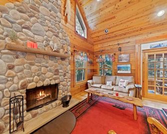 ADK Log Cabin on Kelm Lake on 30acres - Chestertown - Wohnzimmer