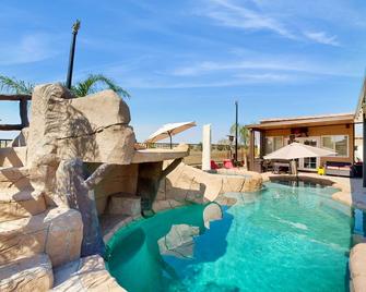 Cozy In-Law Home with pool and hot tub access, WiFi, and modern appliances - Perris - Pool