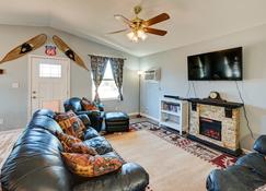 Kingman Vacation Rental with Private Yard and Fire Pit - Kingman - Soggiorno