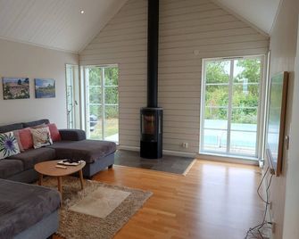 Ölandsvilla with heated pool and full comfort. - Farjestaden - Wohnzimmer