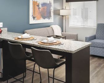 Family-Friendly Getaway - 2 Spacious Modern Suites Near Mercedes-Benz Stadium - Lithia Springs - Eetruimte