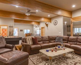 Buck Buck Moose By Kabino Hot Tub Fire Pit Pool Table Poker Table Xbox - Island Park - Wohnzimmer