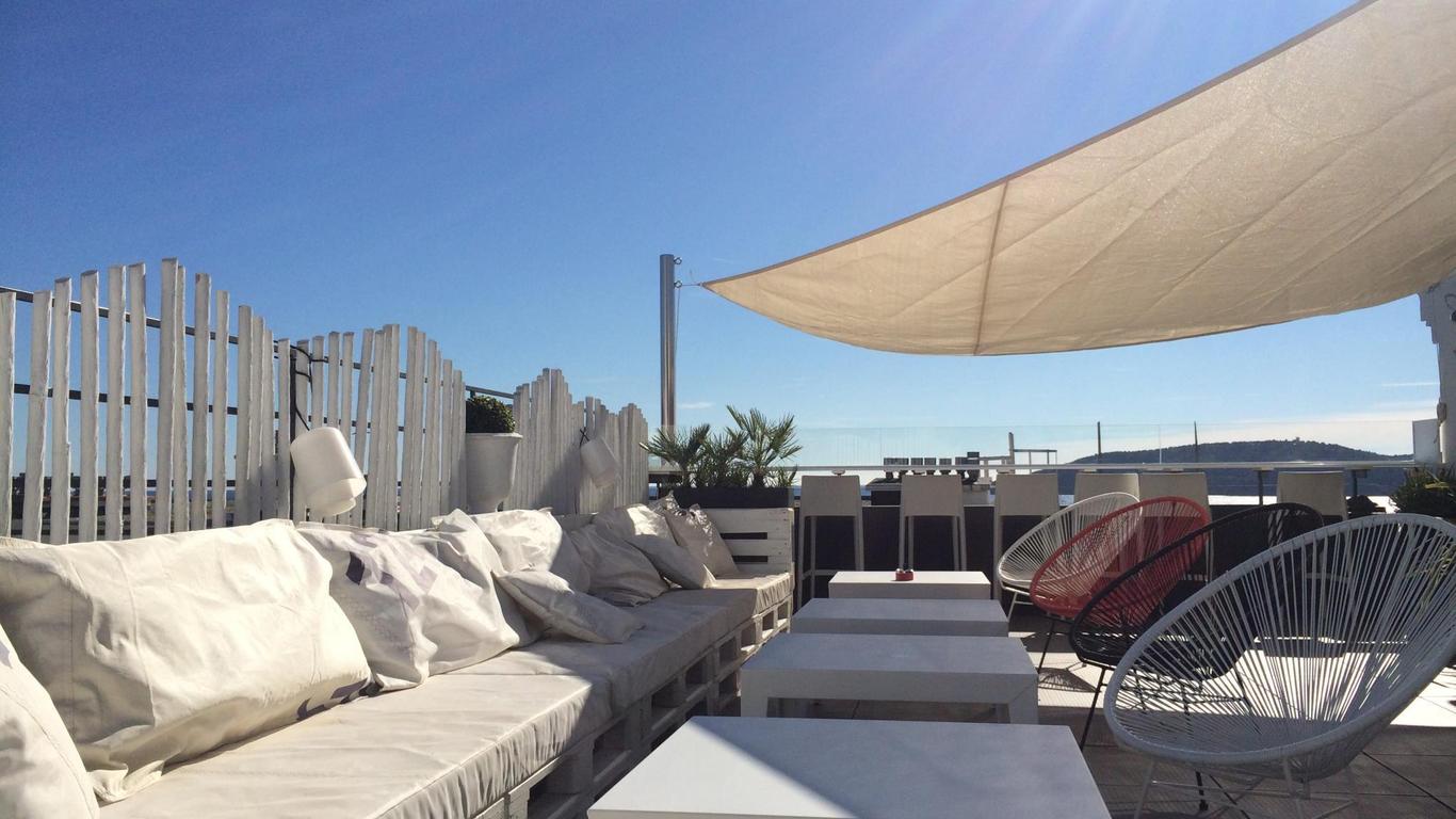 ليه فويل أوتل