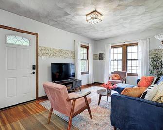 Tangerine Tranquility: 2br Grill By Isu & Stadium - Terre Haute - Sala de estar