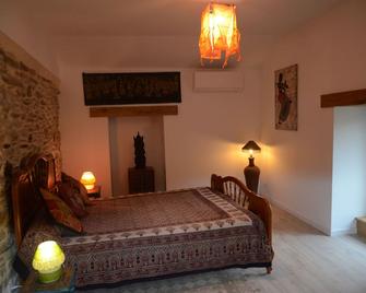 Ideal for children: games, wide-open spaces 500m away, animals to cuddle - Saint-Pierre-de-Trivisy - Habitación