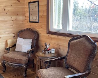 Cozy bunkie on private land in Kawarthas - Woodview