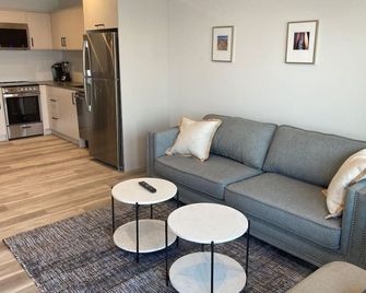 Lakefront Nest Beach House Suite - Penticton - Living room