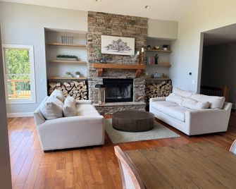 32 Acre Luxury Retreat near Ashland - Heated Pool, Hot tub, Pond - Sleeps 18 - Ashland - Obývací pokoj