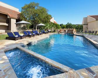 Value Stay! Short Walk to San Antonio Rose Palace! Free Parking & Pet-friendly - Boerne - Pool