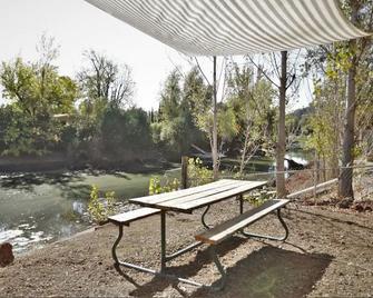 Best Fishing in Clearlake Oaks at the Bass house. . . By the water. - Clearlake Oaks - Patio